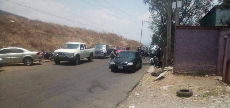 Comuneros acusan a autoridades de dispersar Covid-19 y bloquean carretera