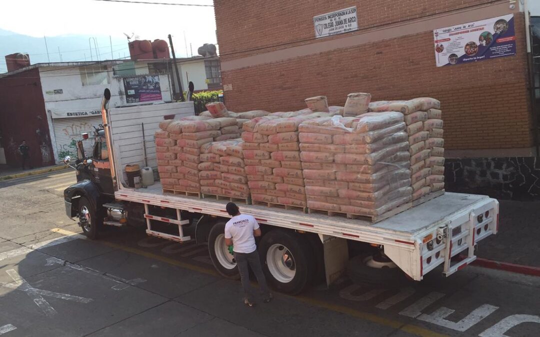 Paco Cedillo entrega cemento a familias de escasos recursos en Uruapan