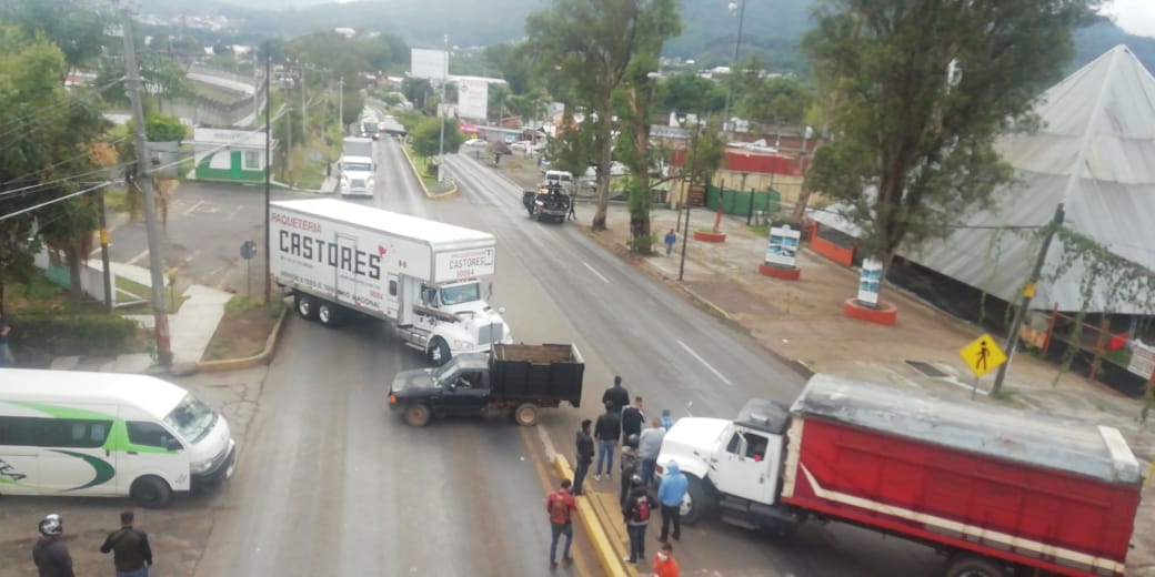 Transito asegura motocicleta y motociclistas realizan bloqueo