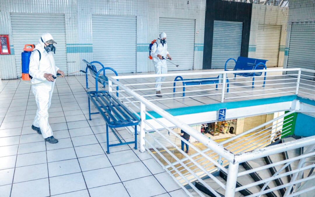 Realizan locatarios y Gobierno Municipal limpieza y sanitización en Plaza Comercial Tariacuri