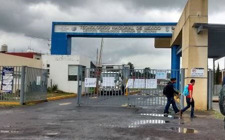 Egresados del Tecnológico de Uruapan denuncian falta de entrega de títulos
