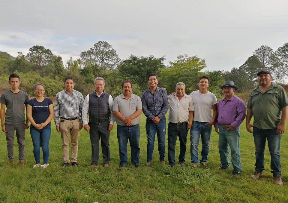 Paco Cedillo entrega porterías para un campo de fútbol en Patuán