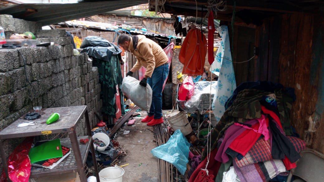 Apoya SLyT limpieza de hogar de una mujer de la tercera edad