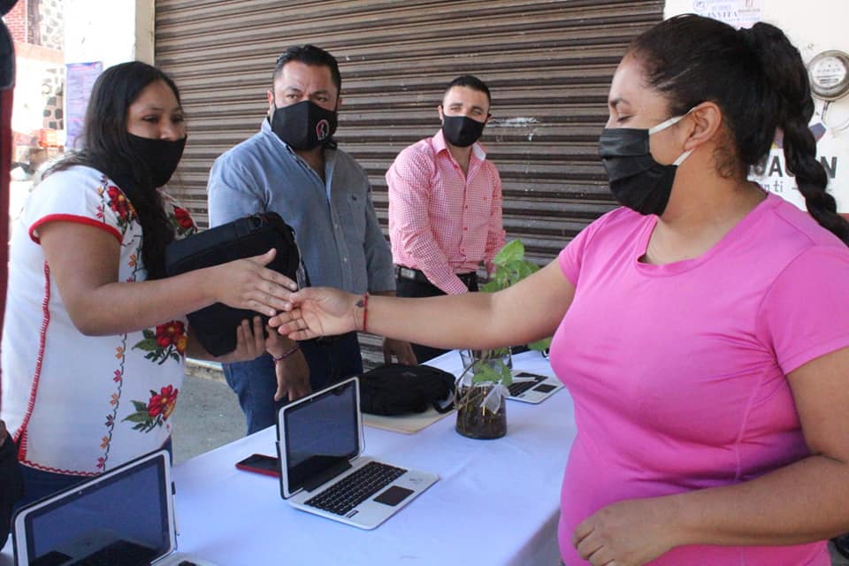 Ayuntamiento de Ziracuaretiro entrega 50 tablets a bajo precio