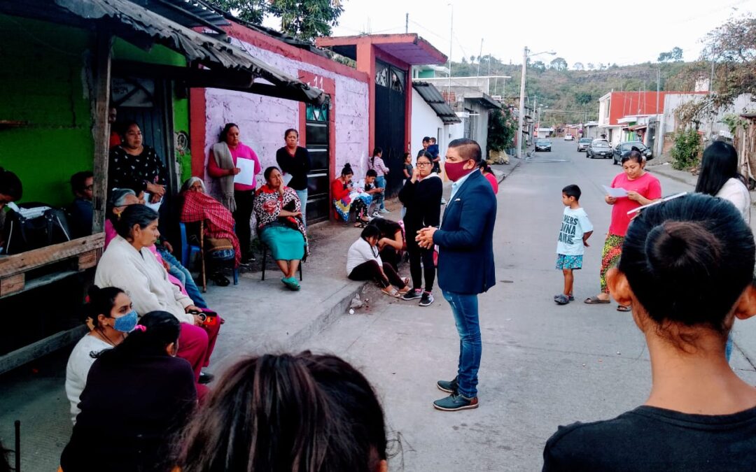 Paco Cedillo ofrece los servicios de su Casa de Enlace en diferentes colonias de Uruapan