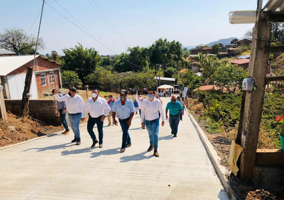 Alcalde de Ziracuaretiro beneficia con obras a dos comunidades