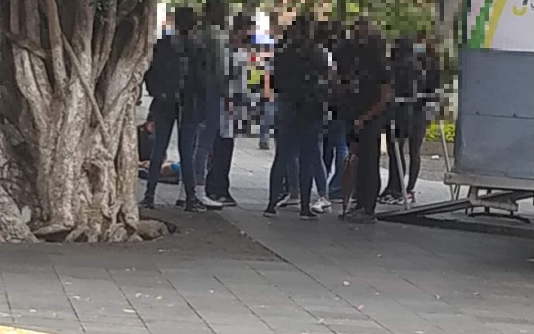 Jóvenes inundan módulos de pruebas de Covid-19