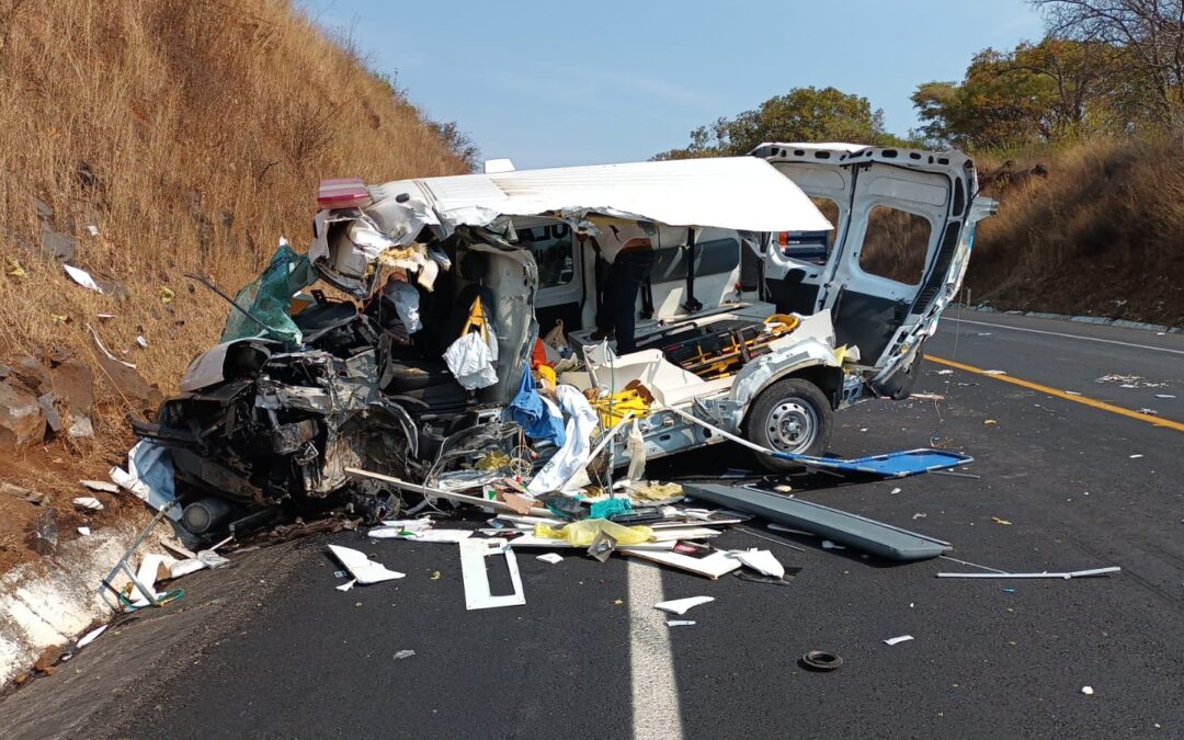 Choca ambulancia contra trailer en la Siglo XXI