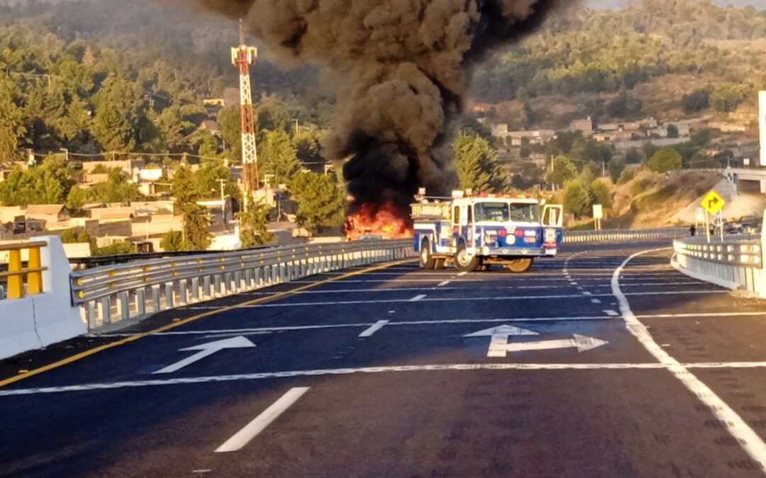 Se incendia pipa en la autopista Siglo XXI