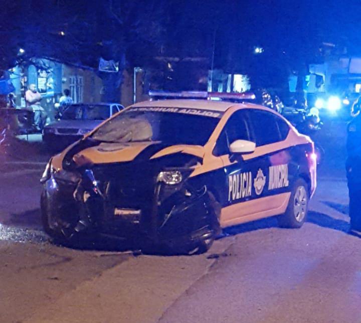 Chocan taxi y patrulla