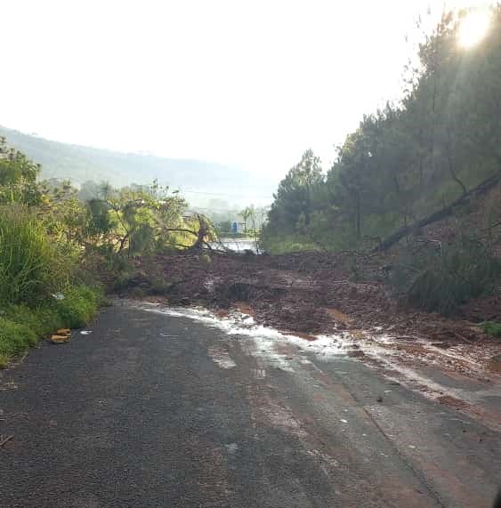 Cumple 12 horas cerrada carretera a Ziracuaretiro por deslave
