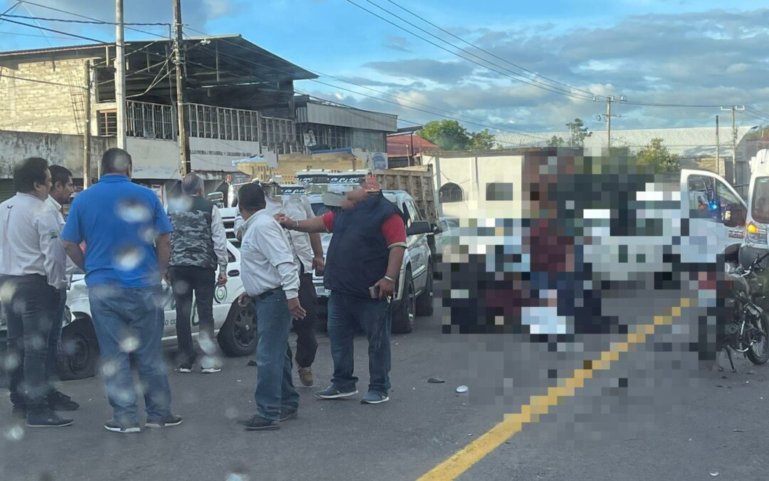 Motociclista muere al chocar contra taxi