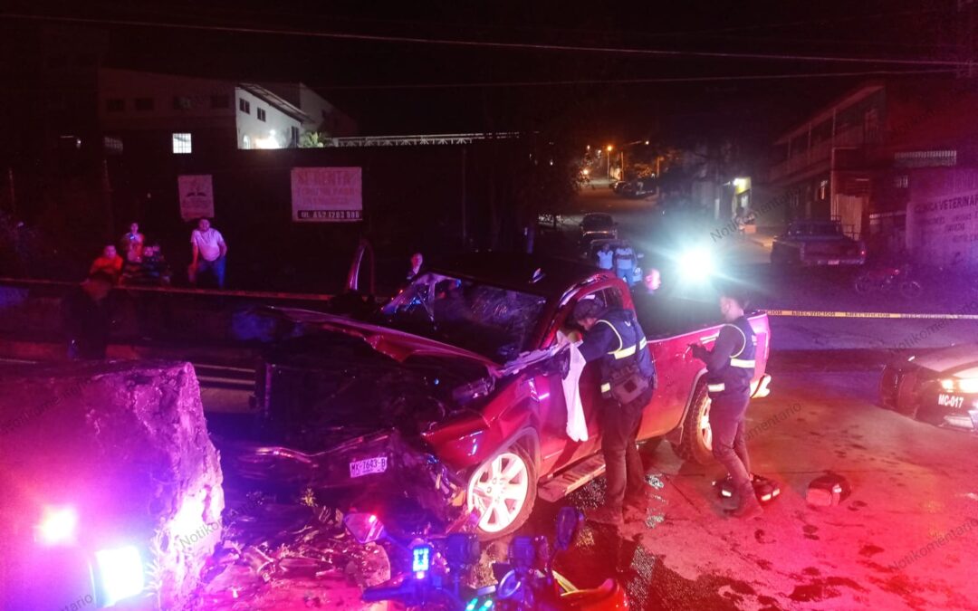 Choca contra auto y muro al huir de la autoridad, hay dos heridos