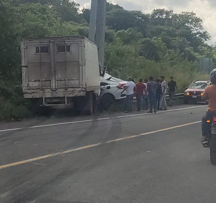 Torton aplasta auto, hay dos muertos