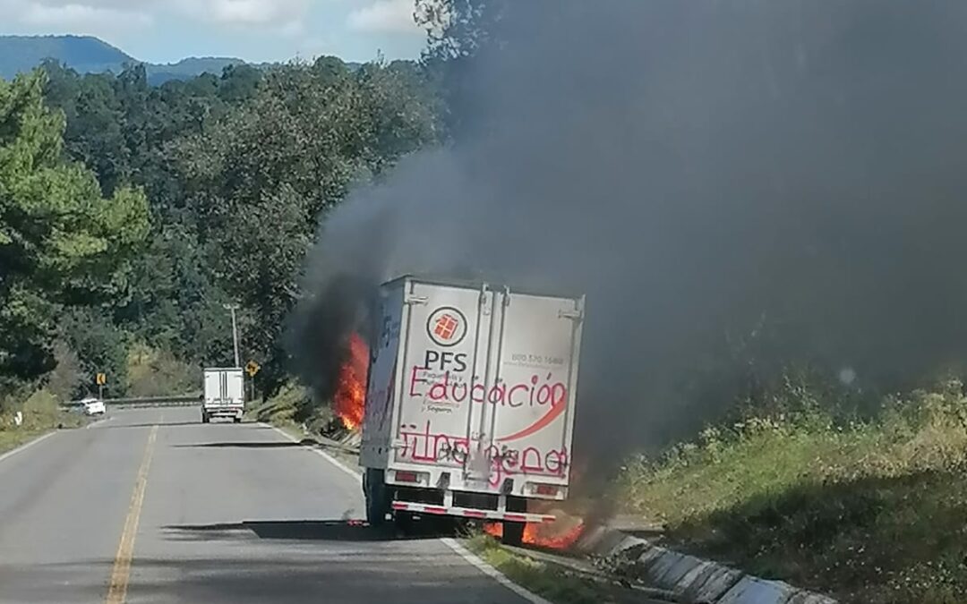 Supuestos normalistas incendian vehículo en Cheranástico