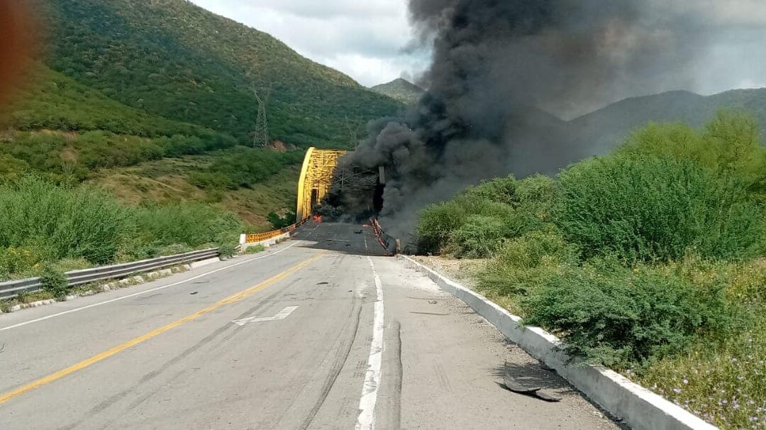 Por posibles daños estructurales cerrarán indefinidamente puente de Infiernillo