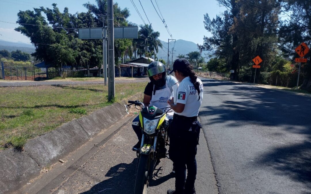 Tránsito de Ziracuaretiro concientiza a motociclistas sobre el uso de casco