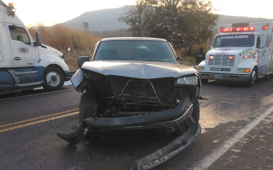 Choque de cuadrilla de cortadores de aguacate deja un lesionado