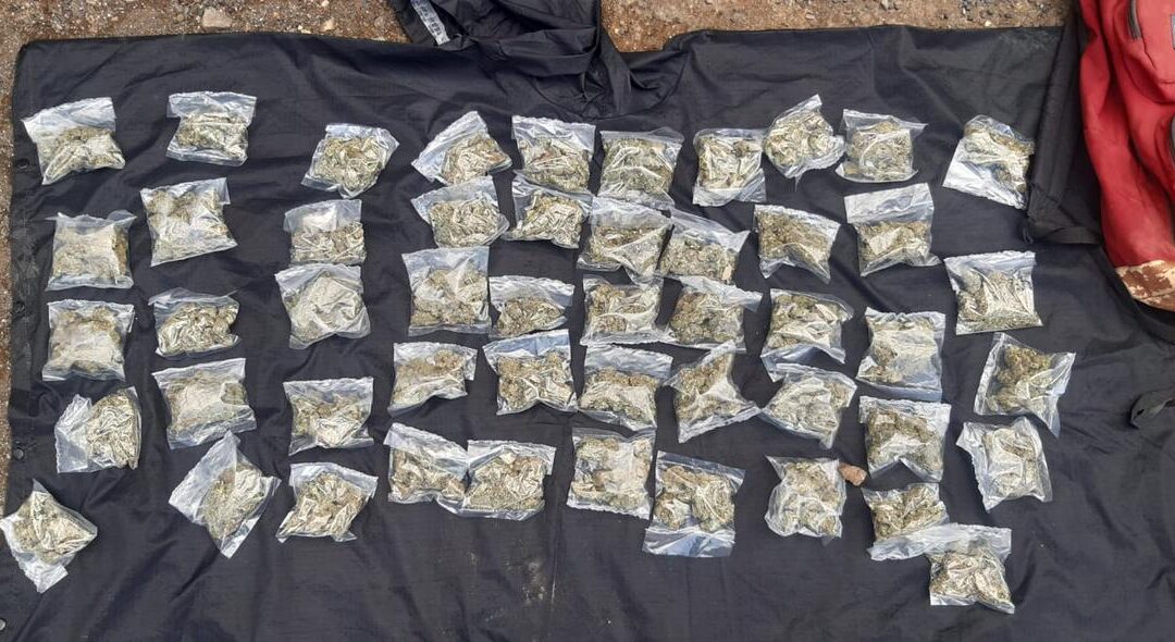 Detienen a hombre con 50 dosis de marihuana