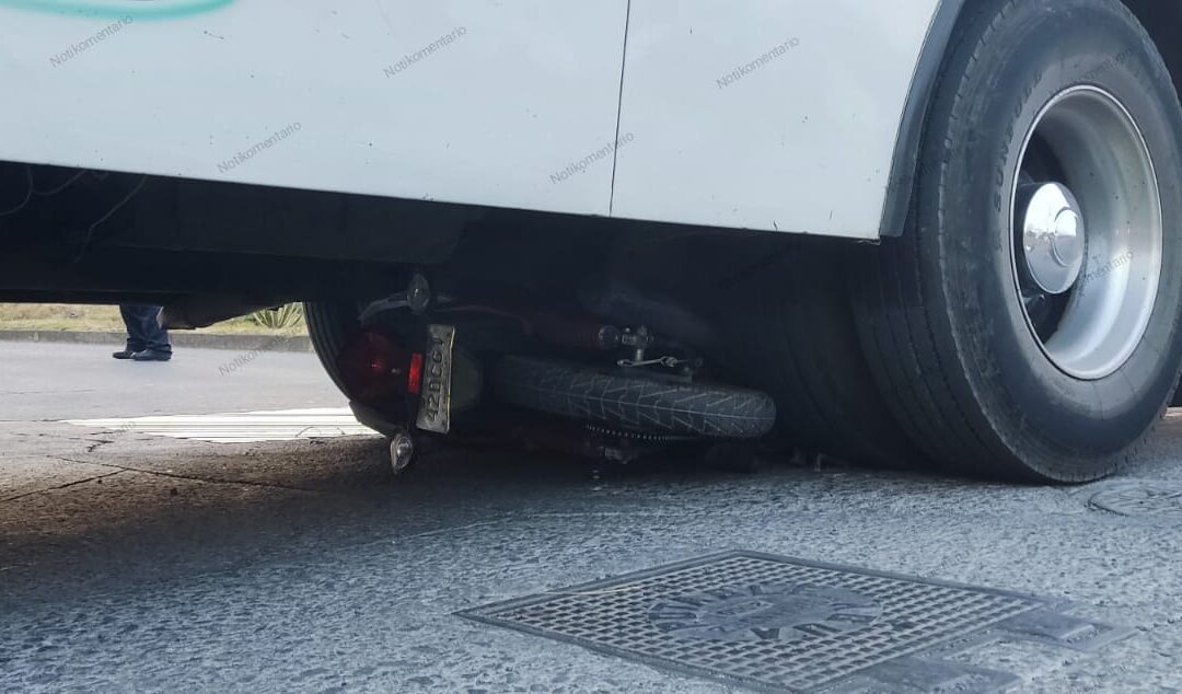 Camión arrolla a motociclista en Lomas de Uruapan