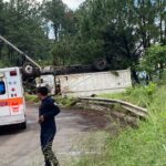 Volcadura de camión deja dos heridos en Ziracuaretiro