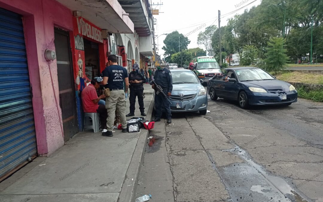 Atacan a hombre con un serrucho en local de maquinitas