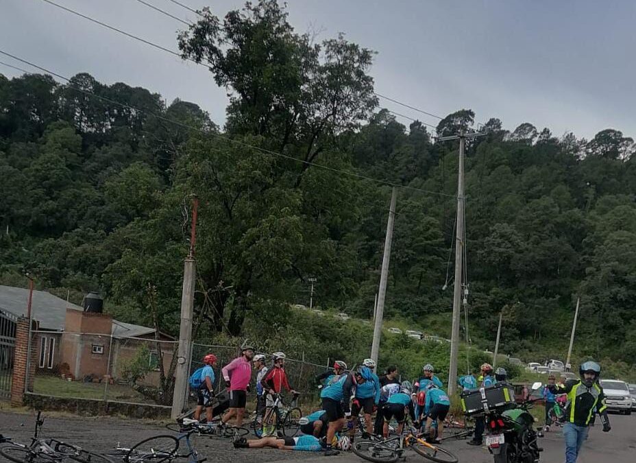 Camioneta arrolla a 6 ciclistas en San Andrés Corú