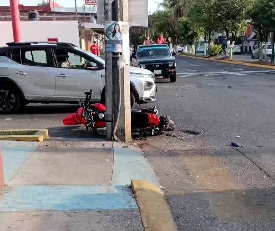 Motociclista herido al chocar contra un poste