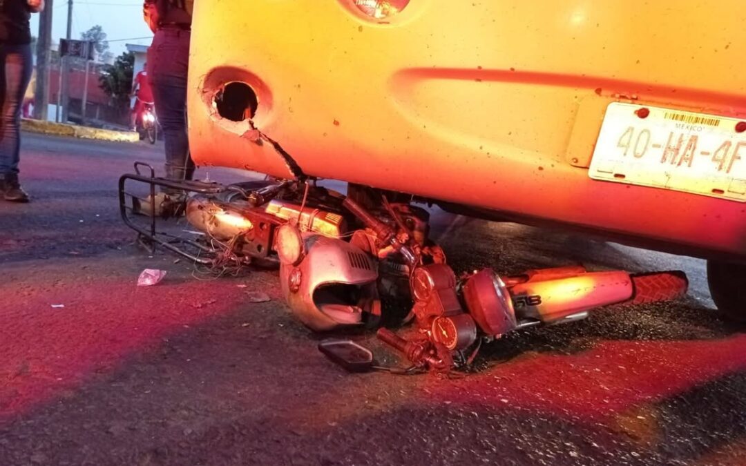 Motociclistas heridos al chocar con autobús