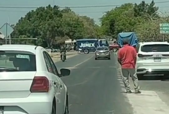 Realizan narcobloqueos en Apatzingán y Buenavista
