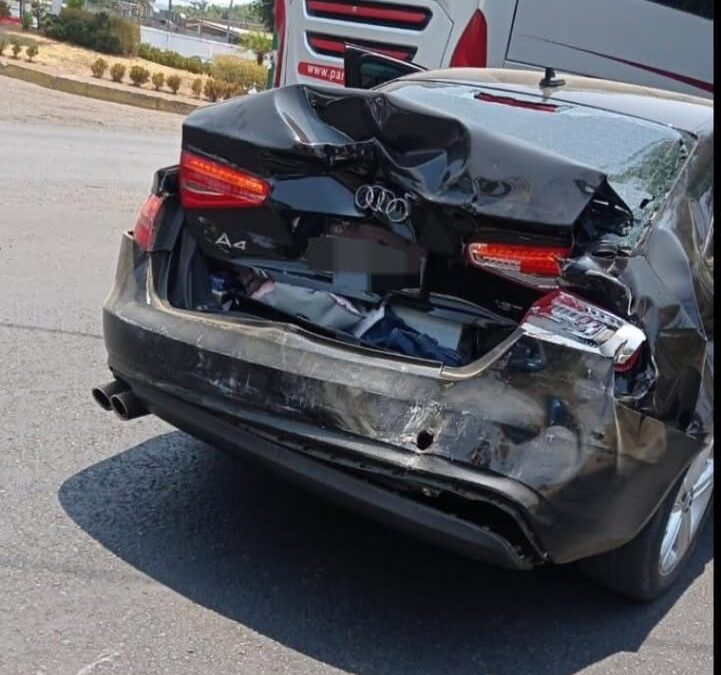 Trailer se da a la fuga luego de chocar un auto