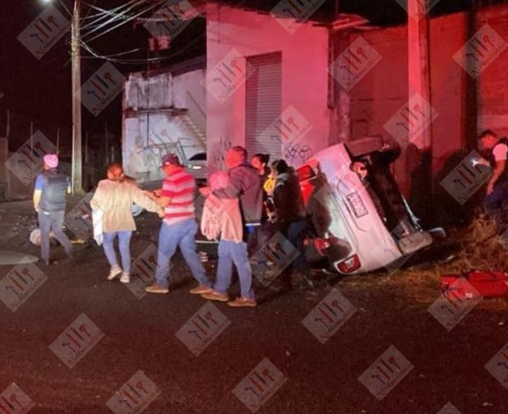 Volcadura deja un muerto y un herido