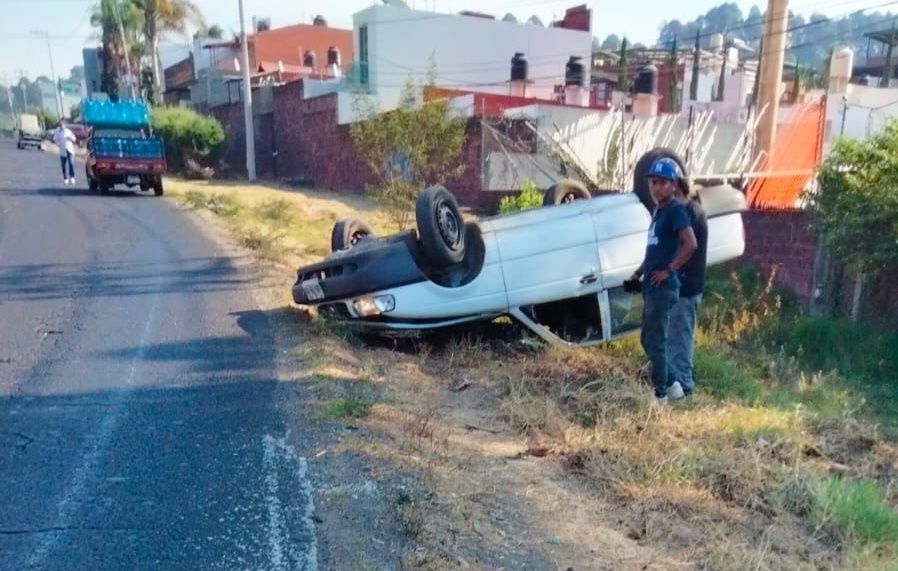 Vuelca auto en la carretera a Paracho, no hay heridos de gravedad