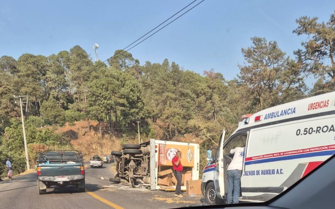 Vuelca camión cerca de San Andrés Corú, no hay heridos de gravedad