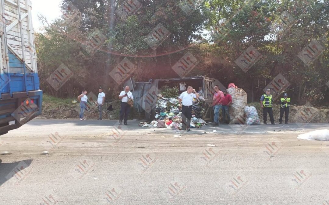 Vuelca camión recolector de basura en la libre a Lombardia