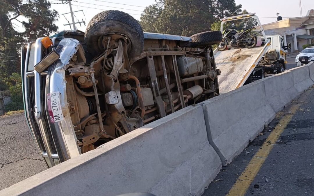 Vuelca camioneta en la carretera a Paracho, no hay heridos