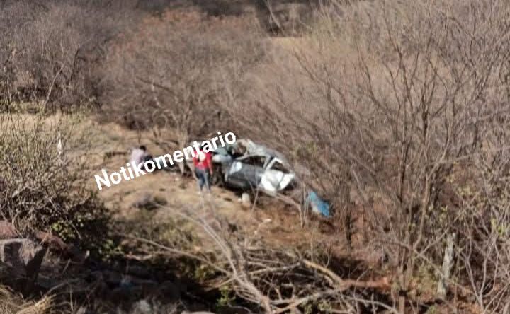 Auto cae a barranca, hay un muerto y tres heridos