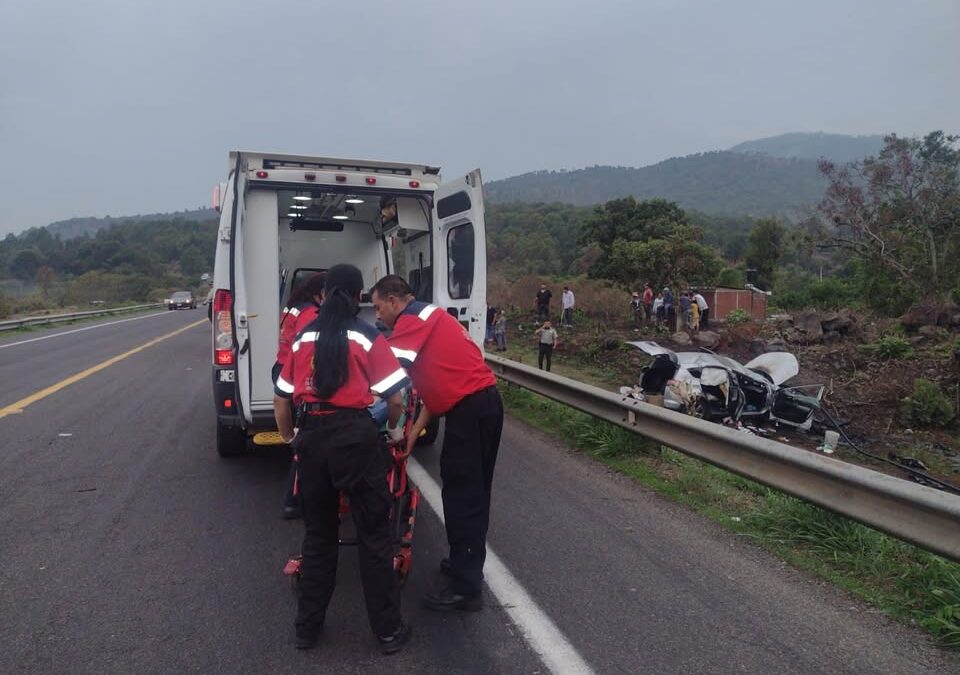 Auto cae a desnivel en la Siglo XXI, hay 5 heridos