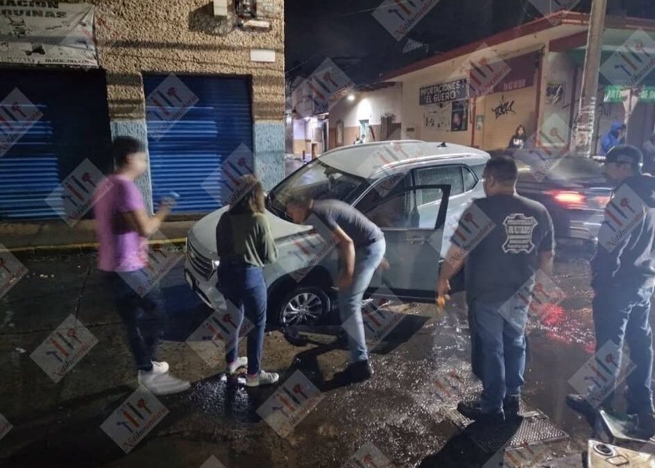 Cae camioneta en socavón de la calle Morelos
