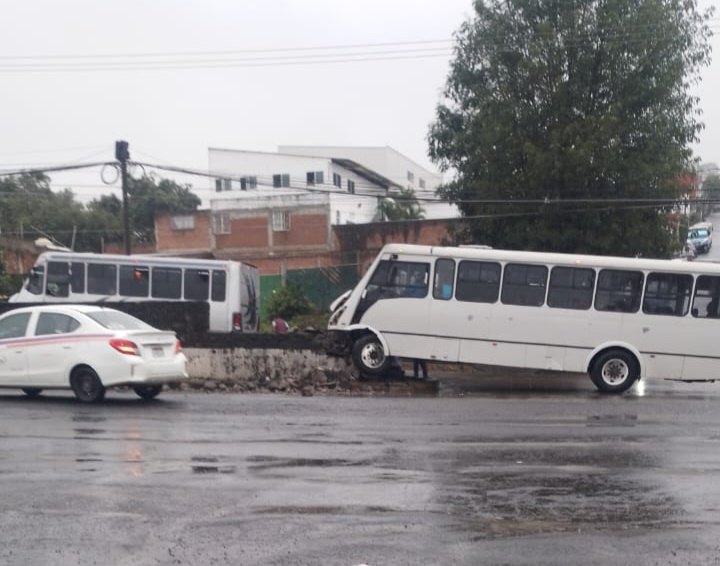 Choca camión contra muro de contención, hay seis heridos