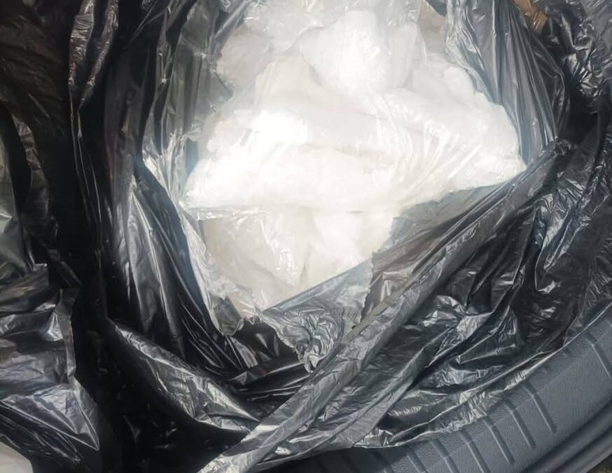 Detienen a hombre que llevaba casi 100 kilos de cristal