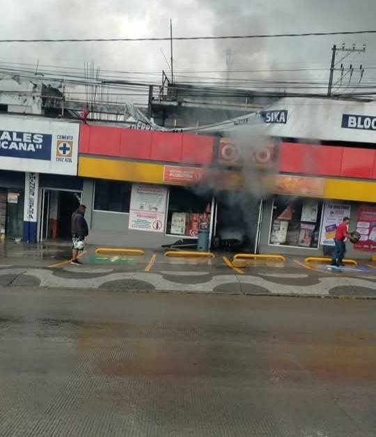 Enfrentamientos, bloqueos y quema de Oxxo en Zitácuaro, hay una persona sin vida