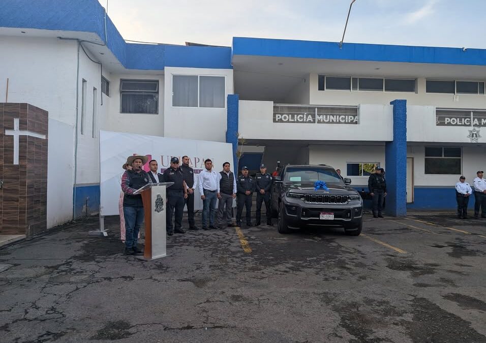Entrega Carlos Manzo unidad blindada a la Policía Municipal