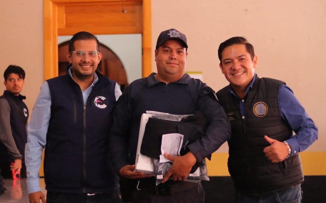 Entrega Conrado Paz uniformes para policías de Nuevo San Juan Parangaricutiro