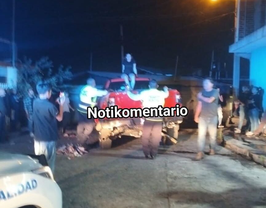 Mujer impacta varios autos y una casa, agredió a elementos de transito con piedras