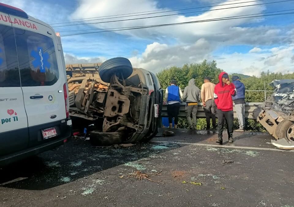 Vuelca camioneta con cortadores de aguacate, hay siete heridos