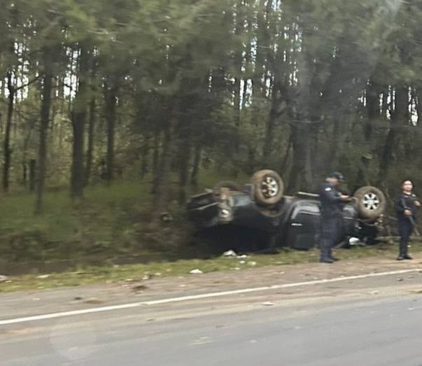 Vuelca camioneta en la carretera Uruapan – Los Reyes, no hay heridos
