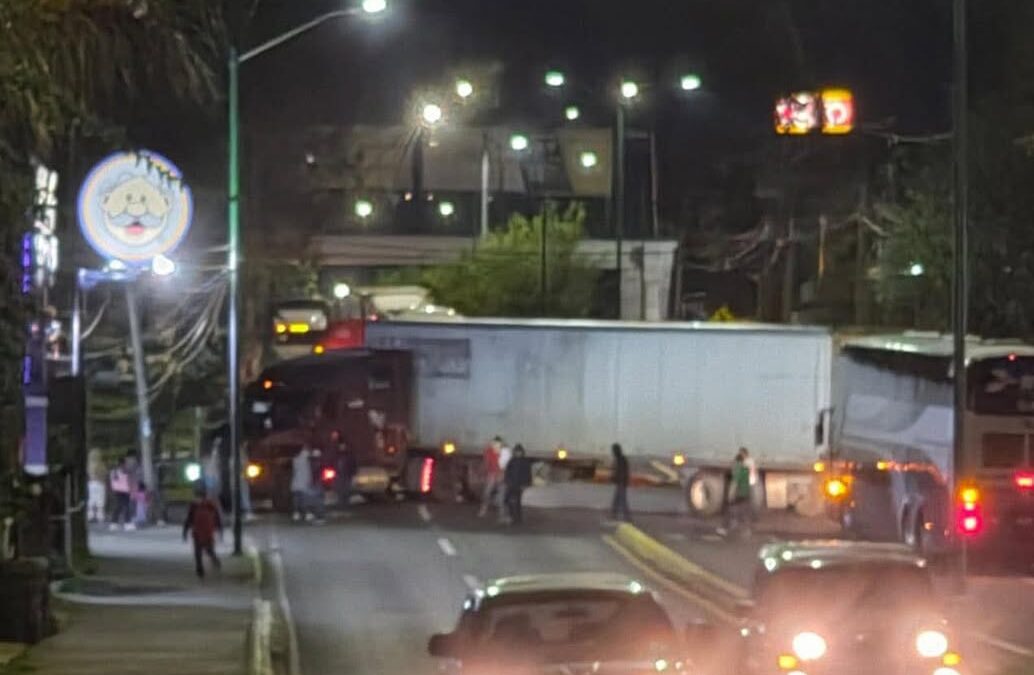 Bloquean Boulevard Industrial, piden liberación de hombre detenido con un arma
