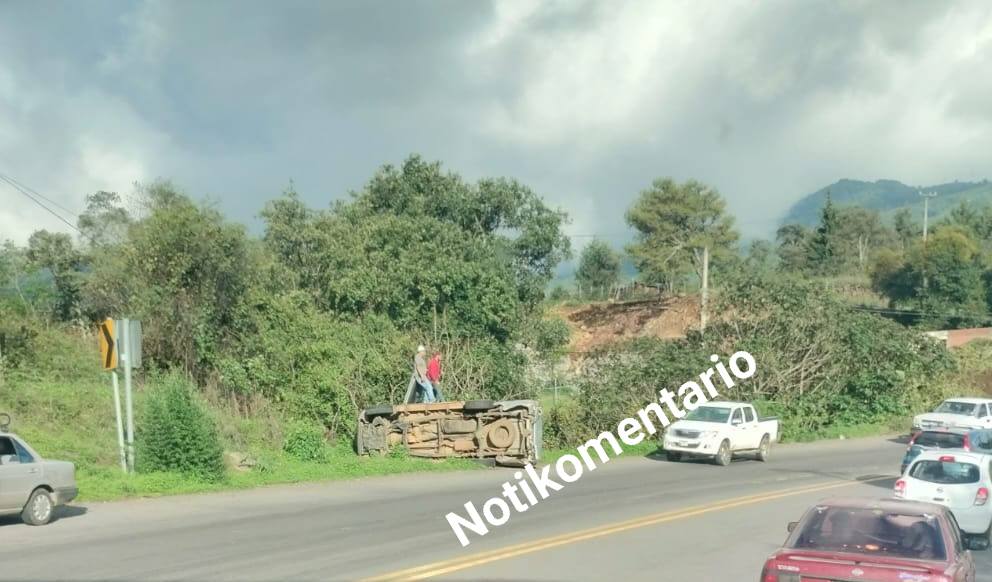 Camión y camioneta chocan y vuelcan en la curva del diablo