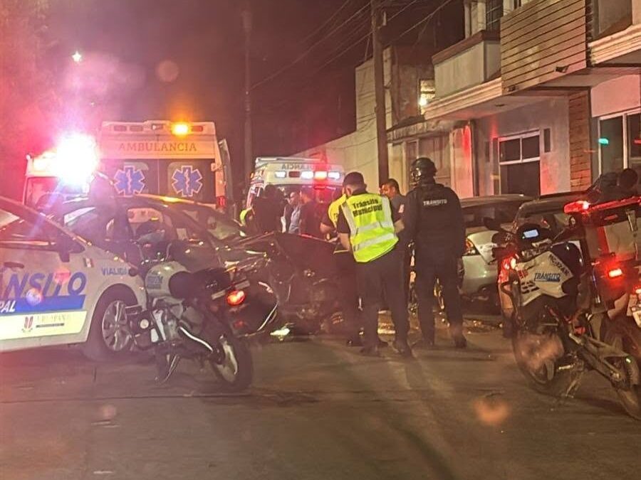 Chocan dos autos en la Pista Vieja, hay tres heridos